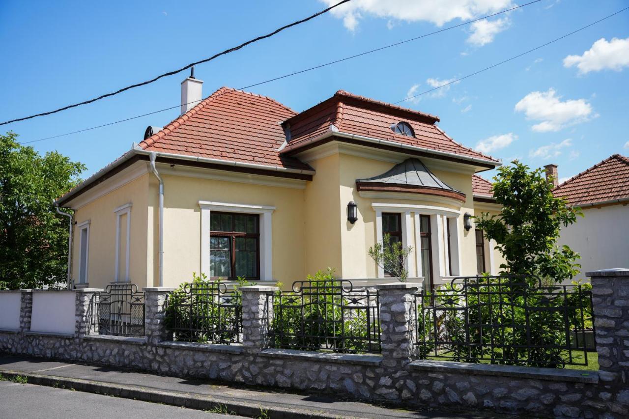 Varkert Deluxe Apartmanhaz Miskolc Exteriör bild