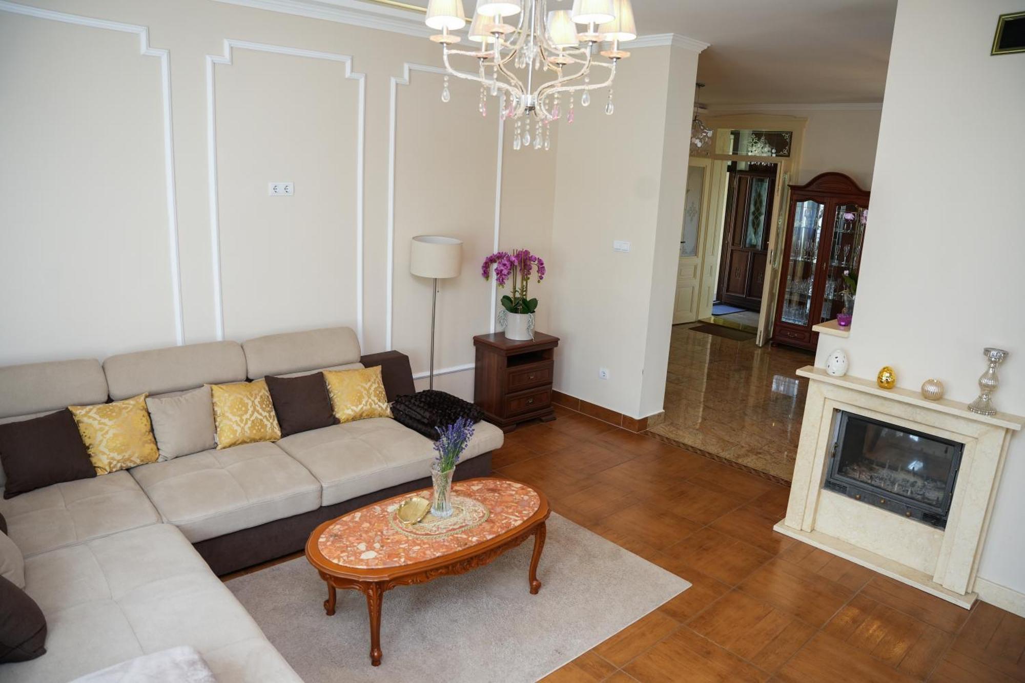 Varkert Deluxe Apartmanhaz Miskolc Exteriör bild